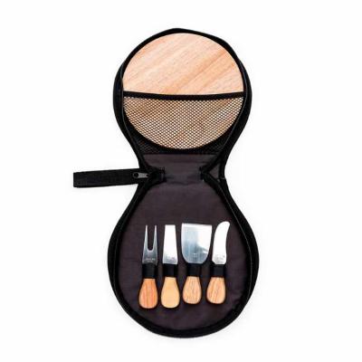 Kit queijo 5 peças em estojo de nylon com zíper e alça. Contém: espátula grande, garfo, faca reta, espátula pequena e tábua de bambu. Estojo com rede interna para guardar a tábua e velcro 