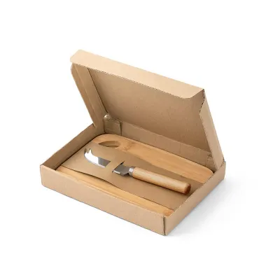 Conjunto com tábua de corte e pequena faca de queijo em bambu