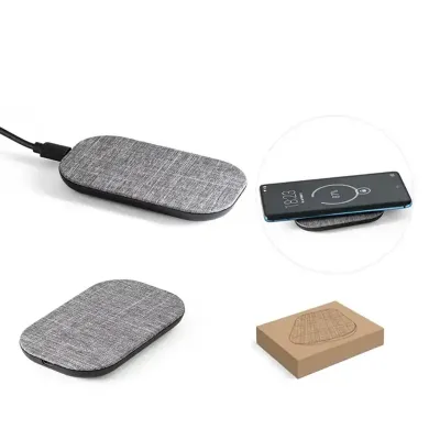 Carregador wireless 100% rPET. A potência de carregamento é de 10W
