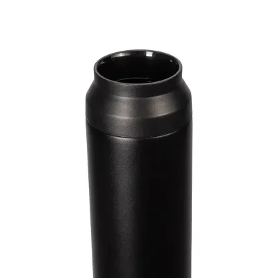 Garrafa térmica com capacidade de até 500ml, parede dupla e isolamento a vácuo.