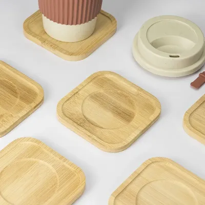 Kit com seis porta-copos feitos em bambu com design minimalista e sustentável.