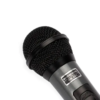 Microfone dinâmico unidirecional com estrutura leve em plástico