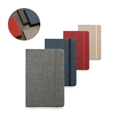 Caderno A5 com capa dura forrada em tecido poliéster e 80 folhas pautadas em cor marfim