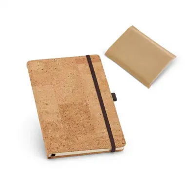Caderno A6 em cortiça com capa dura e 80 folhas não pautadas em cor marfim.