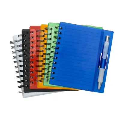 Caderneta de anotações com caneta: várias cores