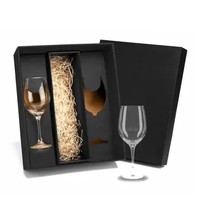 Kit com taças para vinho personalizada
