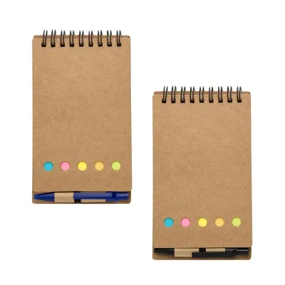 Blocos de anotações com canetas