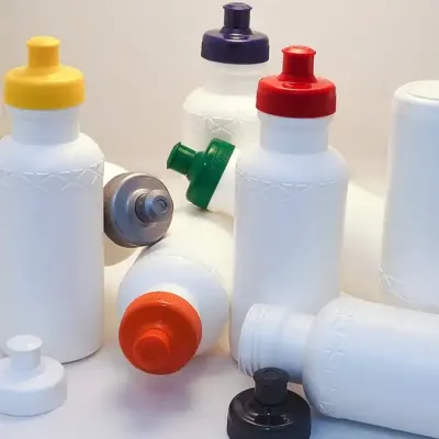 Squeezes brancos com tampa coloridas