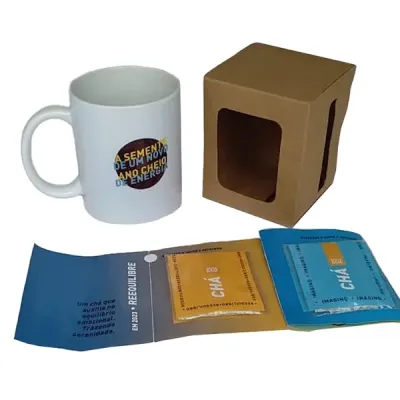 Caneca de porcelana com gravação personalizada contendo 4 sachês de chá