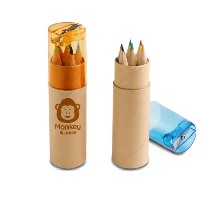 Caixa personalizada cilíndrica em cartão com 6 mini lápis de cor. Incluso apontador