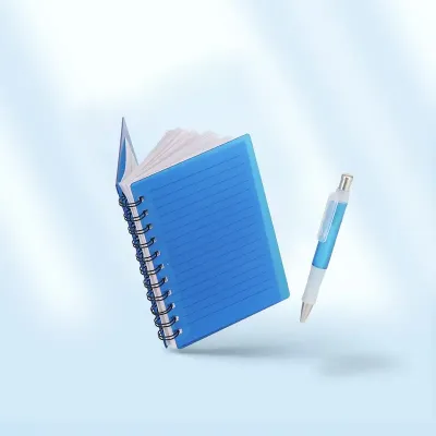Caderneta plástica azul wire-o com caneta e suporte para encaixe. Caneta plástica com detalhe emborrachado, carga esferográfica na cor azul e acionamento por clique.