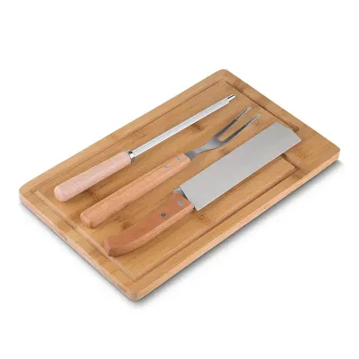Kit churrasco 4 peças, contém: chaira, faca, garfo e tábua de bambu com canaleta. Obs.: os componentes de bambu e madeira podem apresentar diferentes 