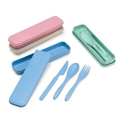 Kit talher 3 peças em palha de trigo, composto por faca, garfo, colher e estojo.