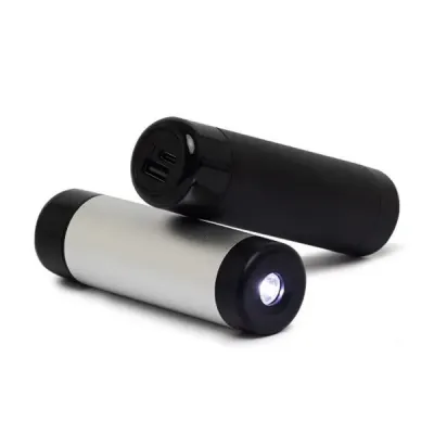 Carregador portátil tem um design compacto, produzido em metal com detalhes plásticos.