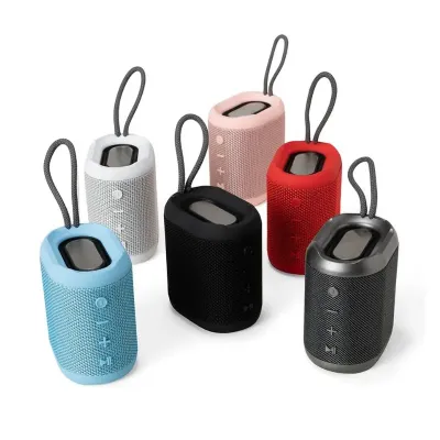 Caixa de som multimídia. Material plástico resistente a água.