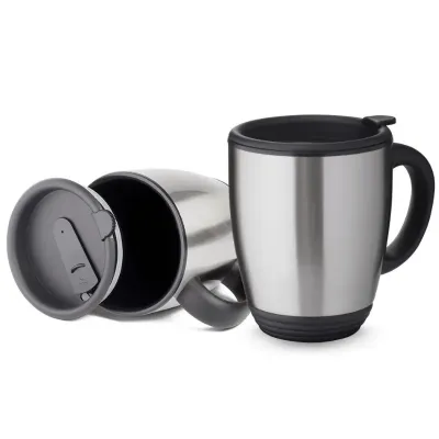 Caneca em aço inox na parte exterior e interior em plástico