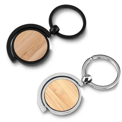 Chaveiro de metal com detalhe em bambu.