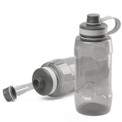 Garrafa plástica com capacidade 1.500ml.