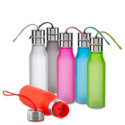 Garrafa plástica com capacidade de até 570 ml