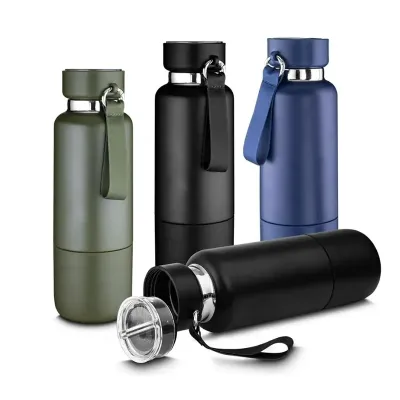 em aço inox com parede dupla isolada a vácuo e capacidade de 500ml. 