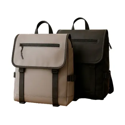 Mochila confeccionada em couro sintético com capacidade máxima de 18 litros