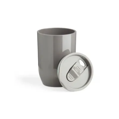 Copo plástico 350ml com tampa de pressão. Tampa com acesso e trava de segurança para o bocal.