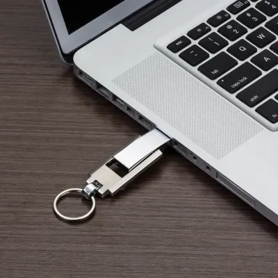 Pen drive grande de metal com chaveiro. Suporte fosco e compartimento do pen drive brilhante, bas...