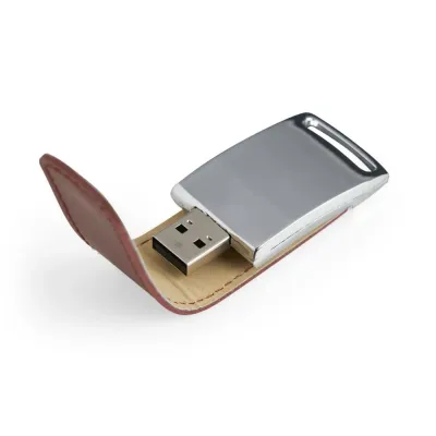 Pen drive metálico com detalhe em couro sintético, com fechamento imantado.