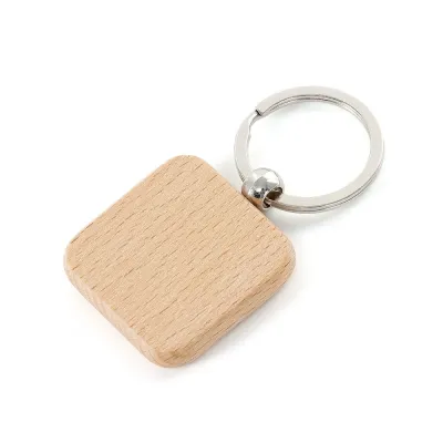 Chaveiro em madeira com formato quadrado.