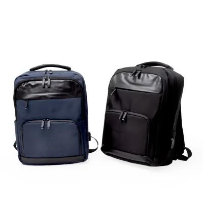 Mochila de Poliéster 29 litros com detalhes em couro sintético. A mochila possui 4 compartimentos...