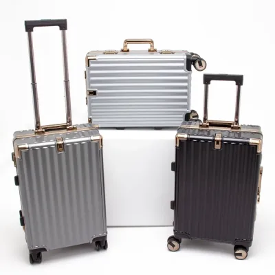 Mala de viagem 38 litros feita em plástico com acabamento em alumínio, contém cadeado numérico TS...