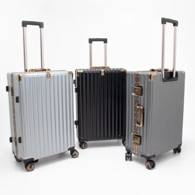 Mala de viagem 68 litros feita em plástico com acabamento em alumínio, contém cadeado numérico TS...