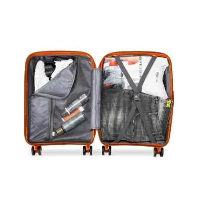 Mala de bordo 40 litros em plástico (casca dura), contém cadeado numérico TSA. Compartimentos com...