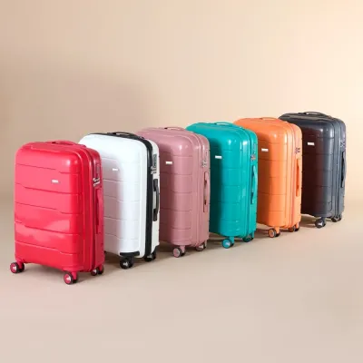 Mala de viagem 64 litros em plástico (casca dura), contém cadeado numérico TSA. Compartimentos co...