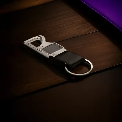 Chaveiro em metal com tira em couro sintético. Possui mosquetão e pode ser utilizado como um abri...