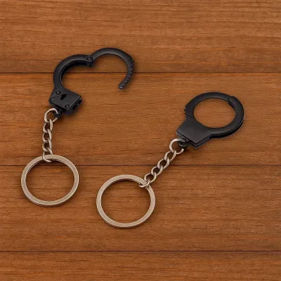 Chaveiro em metal com formato de algema e mecanismo de abertura e fechamento ajustável.