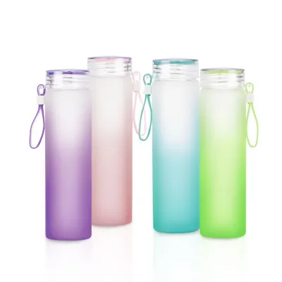 Garrafa de vidro jateado bicolor, capacidade de 450ml. Contém alça de silicone.