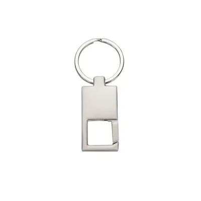 Chaveiro de metal brilhante/espelhado com mosquetão(sem trava), possui detalhe de rebite frente e...