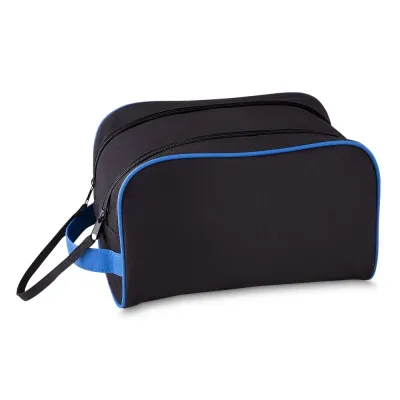 Necessaire de poliéster com alça lateral e dois zíperes com cordão interligado. Possui um bolso i...