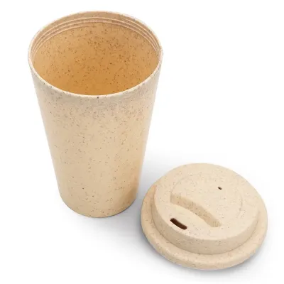 Copo fibra de trigo 470ml. Produzido em polipropileno e livre de BPA, possui tampa rosqueável com...