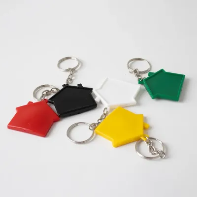 Chaveiro plástico em formato de casa.