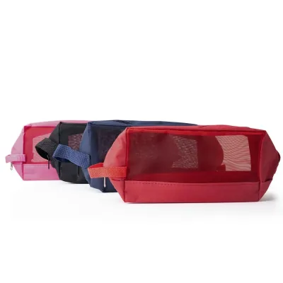 Nécessaire confeccionada em nylon. Possui frente e verso com visor telado, zíper superior, alça p...