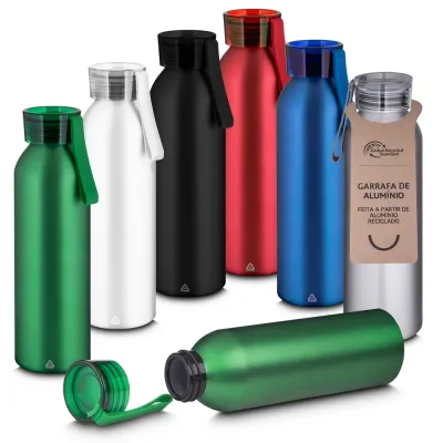 Garrafa de alumínio reciclável com capacidade para 640ml, possui tampa rosqueável de plástico e a...