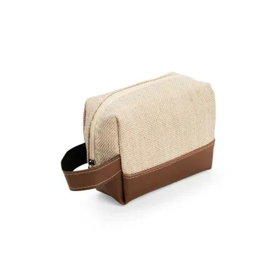 Nécessaire confeccionado em juta, fechamento em zíper, detalhes e alça lateral para mãos em bidim.