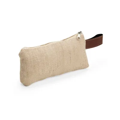 Nécessaire compacto feito em juta, alça de mão lateral em bidim e fechamento em zíper.