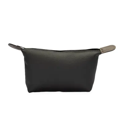 Nécessaire em couro sintético impermeável e fechamento em zíper e detalhe frontal metálico.