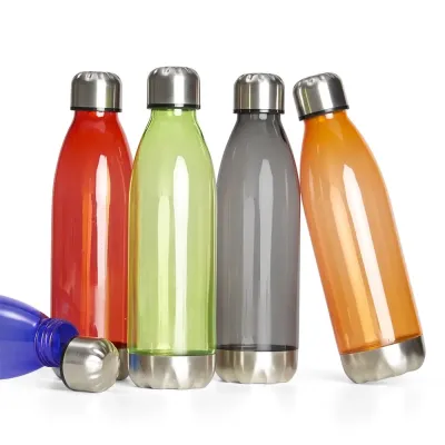 Garrafa plástica 700ml translúcida, possui tampa e base em alumínio.