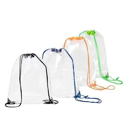 Mochila Saco em PVC transparente com detalhes em tecido nylon, alças reguláveis e dois ilhós metá...