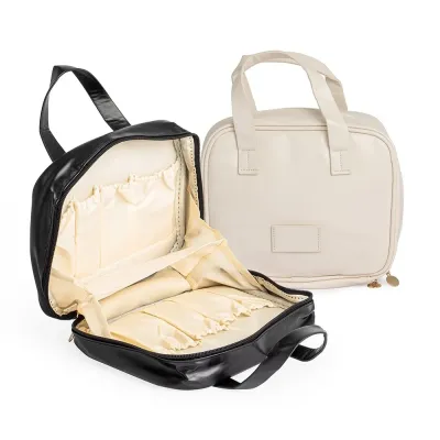 Organização e elegância em um só acessório! Nossa nécessaire em couro sintético com zíper é a esc...