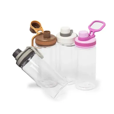 Squeeze plástico com capacidade de 500ml. Possui tampa rosqueável com tampa protetora para bocal ...